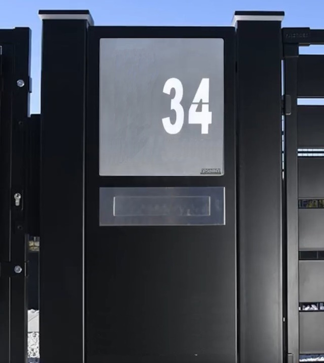 Centerbox mit beleuchteter Hausnummer
